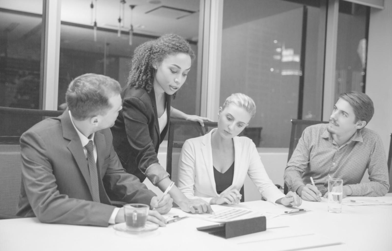 Equipo de ceravionta trabajando en estrategias financieras personalizadas