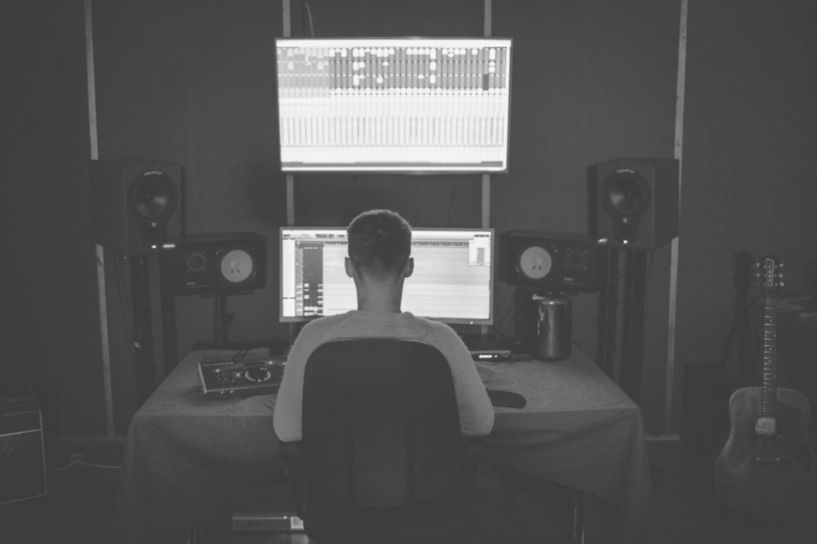 Equipo de ceravionta trabajando en estrategias financieras